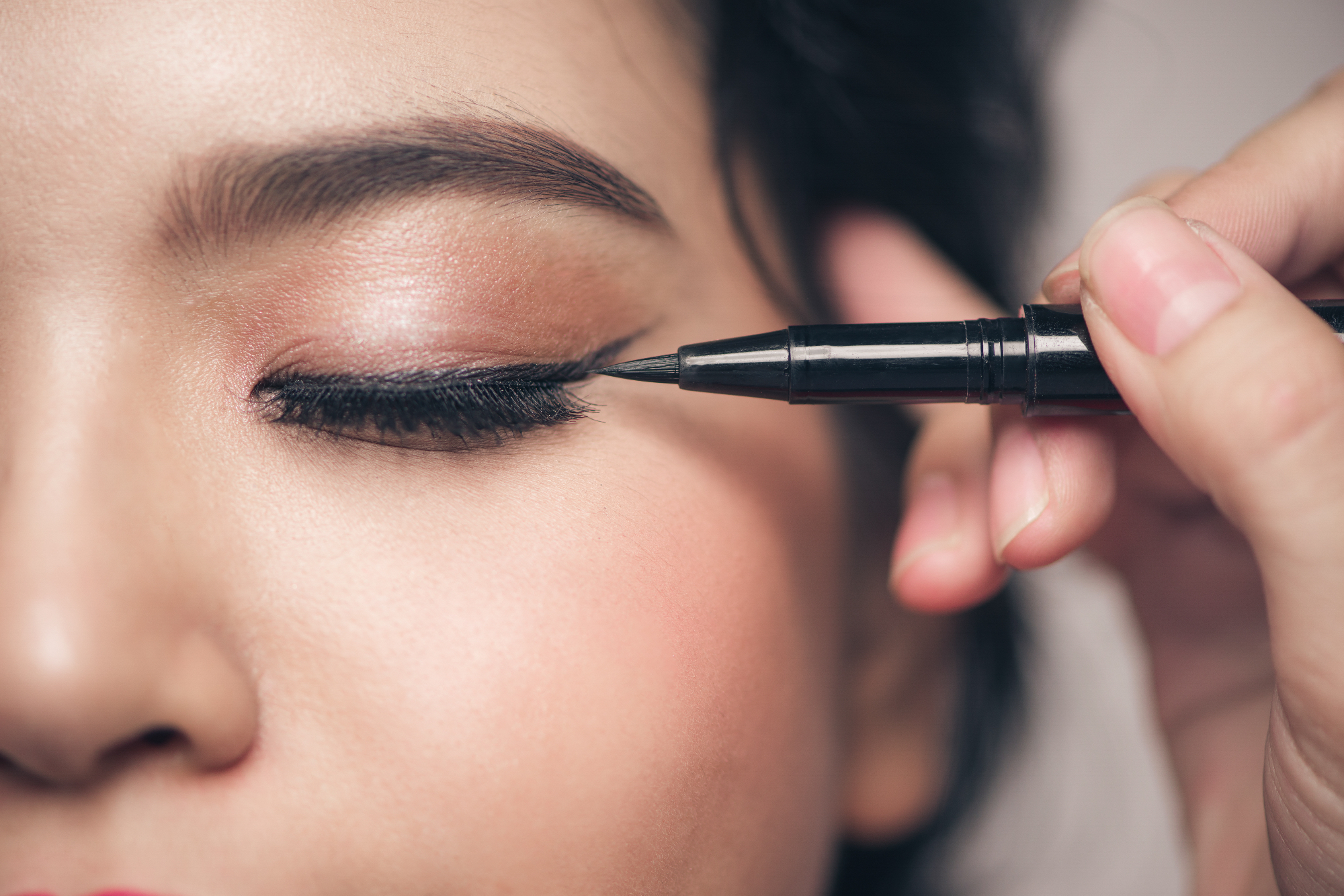 Kakovosten eyeliner za učinkovito nanašanje